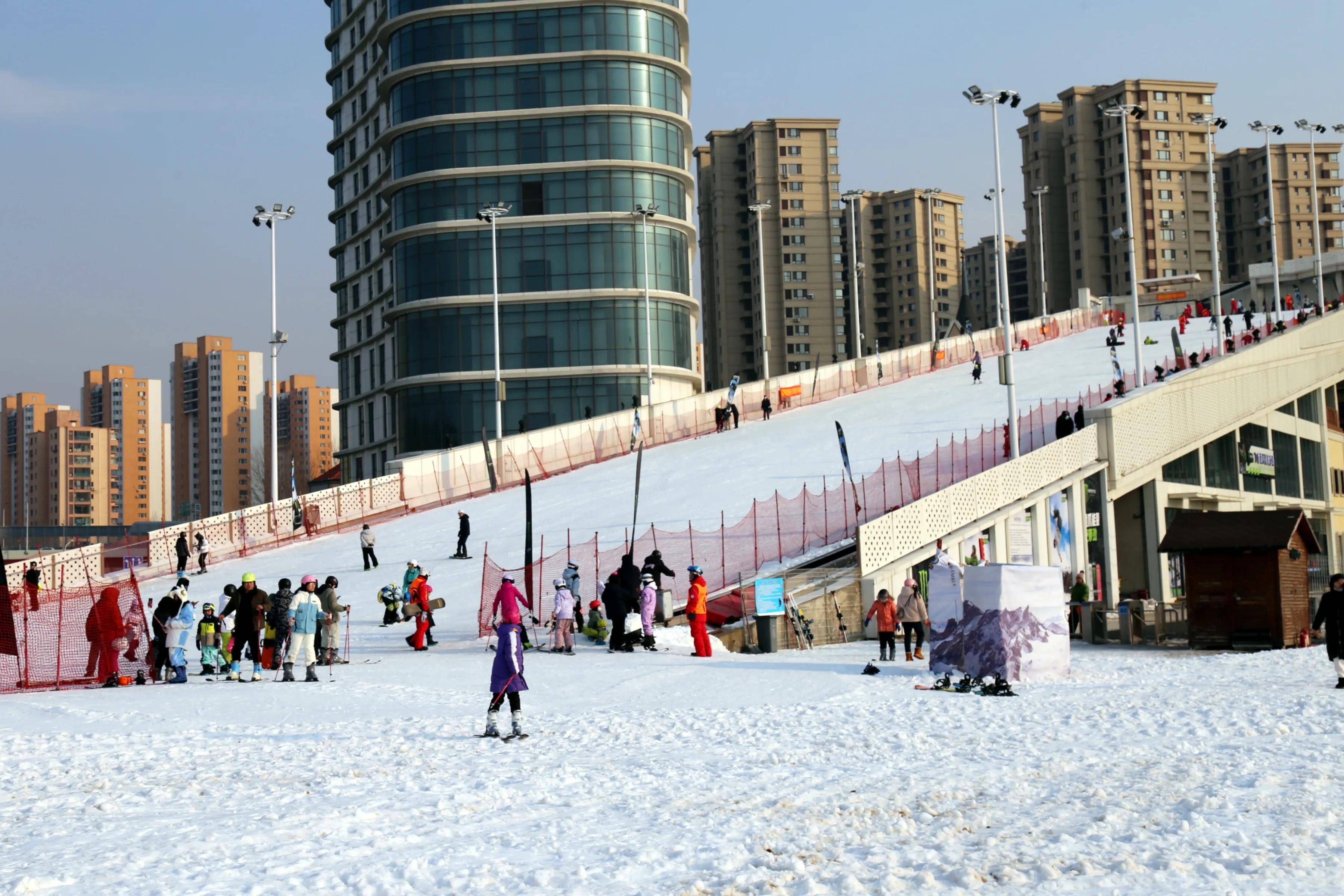 于洪区开启“屋顶滑雪”新体验 让浪漫丁香湖成为沈阳文旅网红新地标