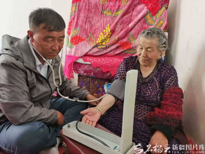 新疆榜样丨牧区行走33年的“马背医生”