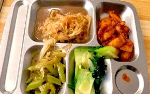 北京女子晒公司免费午餐走红，网友：这公司是来做慈善的吗？