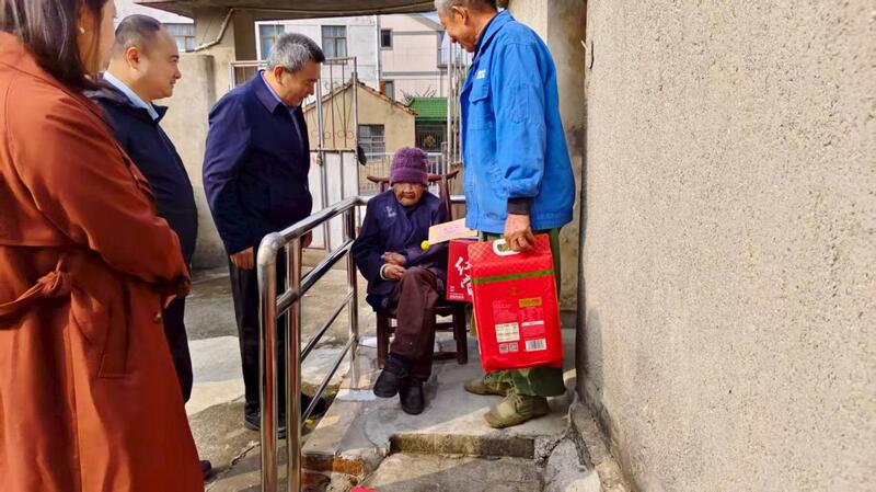 南京高淳固城漕塘村：重阳送温暖 走访慰问百岁老人