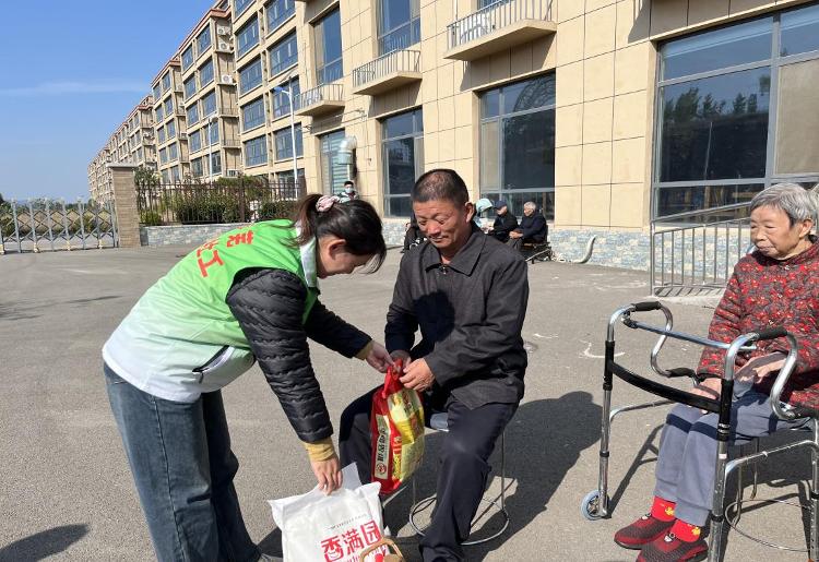 莱芜区高庄街道：重阳敬老传温情，社工助力暖夕阳