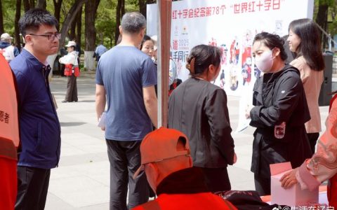 红十字志愿者摆公益“急救地摊”，探索破解“不敢救不会救”社会困局