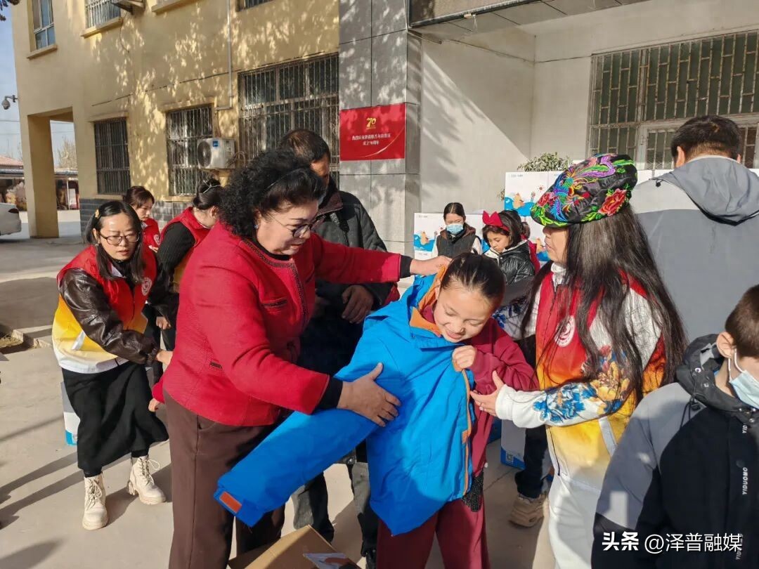 泽普县壹基金温暖包发放传递冬日大爱
