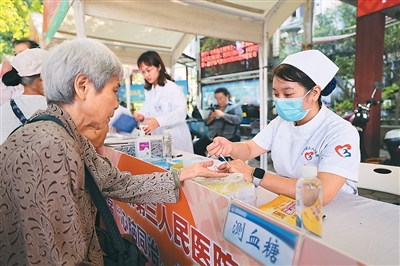 2024年中国人均预期寿命提升，健康防护网编织幸福密码