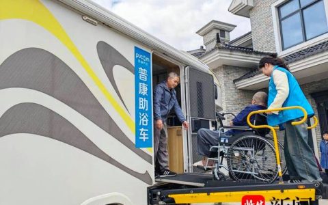 助浴车开到了家门口，老人洗澡不再是难题