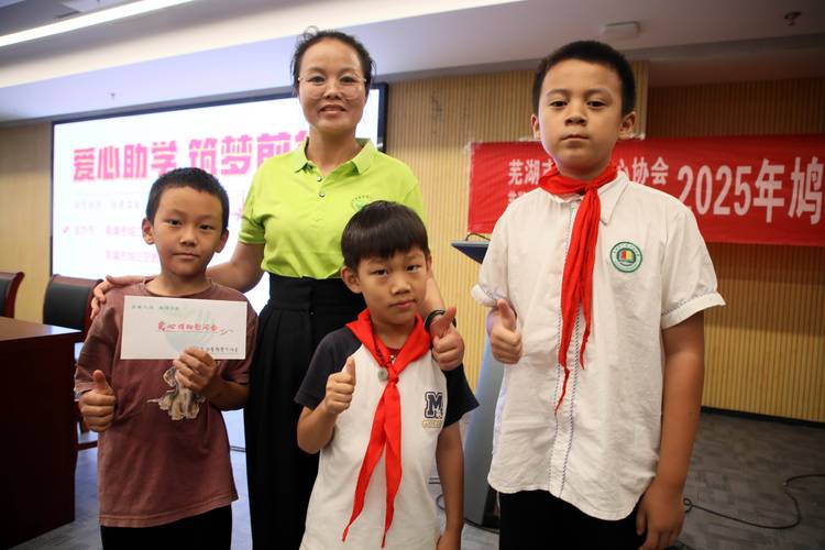 盲童失学之际遇爱心接力，“追光”女孩终圆读书梦