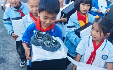 5年公益步履不停：百丽时尚集团“幸福小鞋子”走进18所乡村小学
