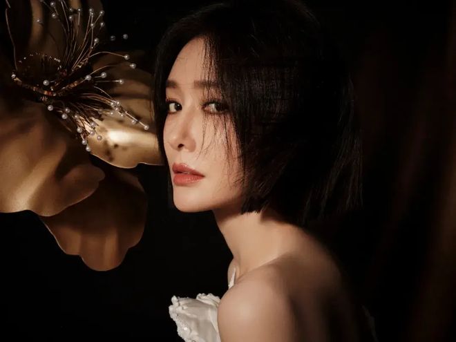 公益电影节 冻龄女神秦岚：从温婉娘娘到飒爽御姐，写真大片美到窒息！