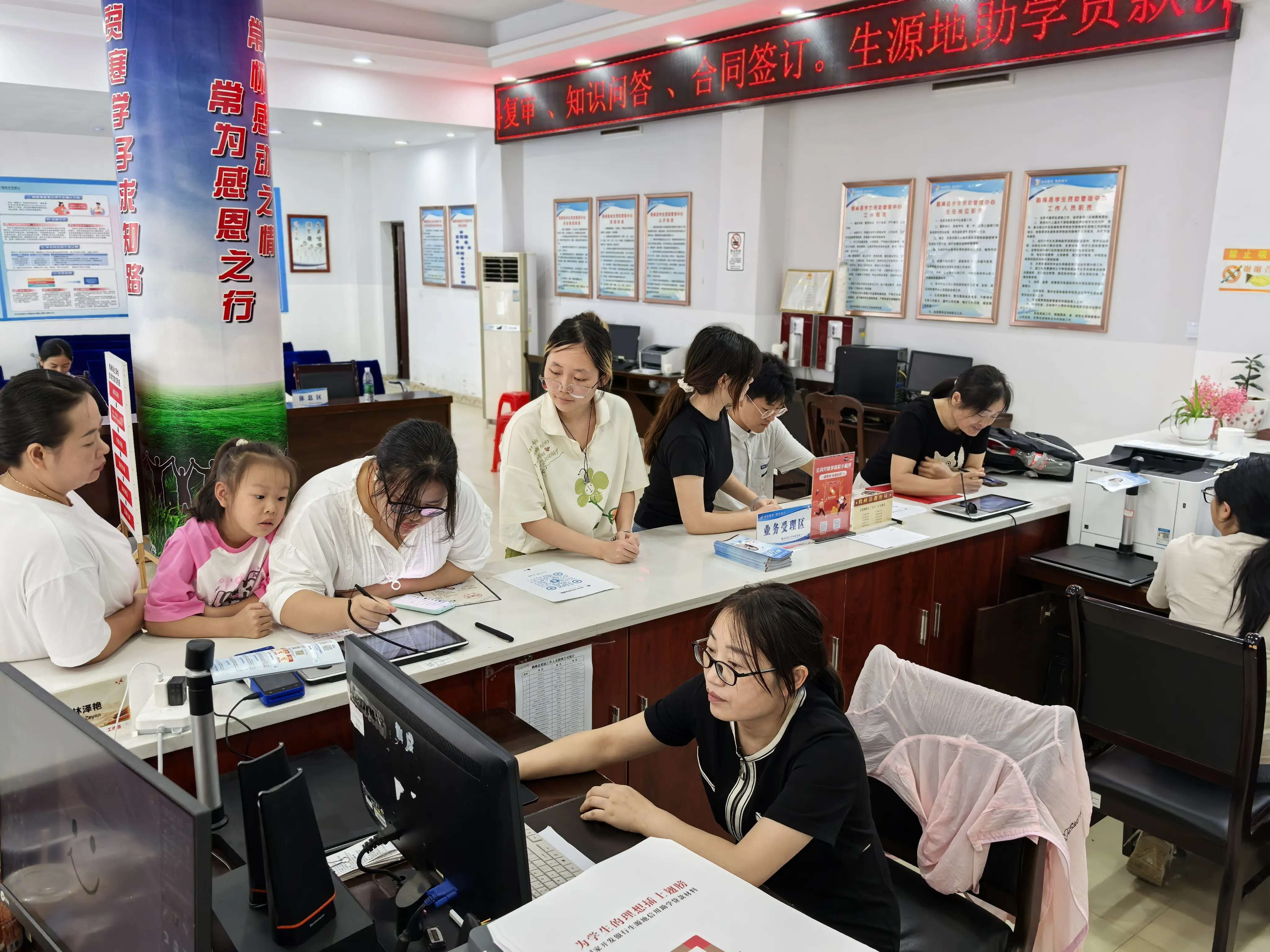 心理关怀 从“守住底线”到“满园春色”  鹤峰跨越式绘就教育振兴画卷