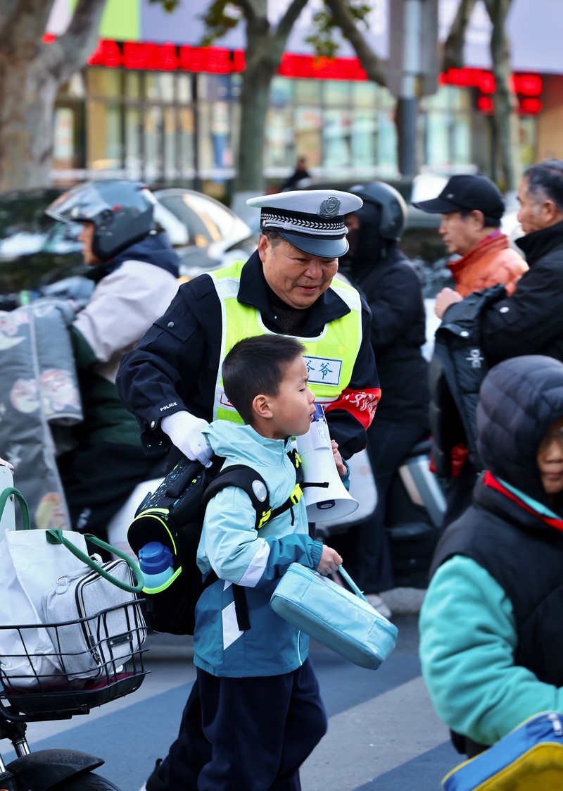 2025“江苏好人”｜徐州“交警爷爷”陈孟军义务护学16年：“雷锋同志是我一生的标杆”