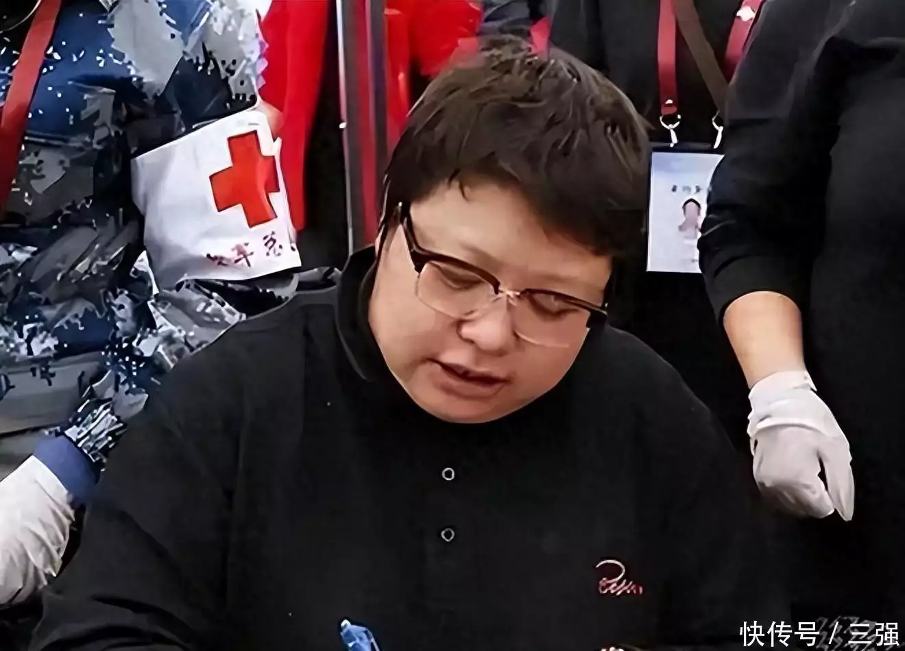 公益募捐 韩红也没想到，那个26年前她救下的孩子，如今成了她最大的成就！