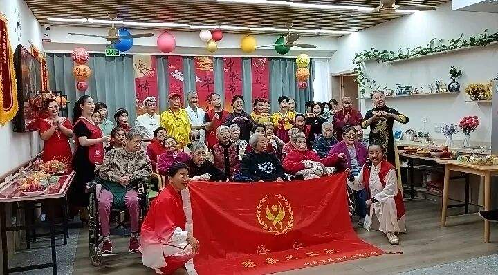 爱心义演暖重阳，温情陪伴老人心