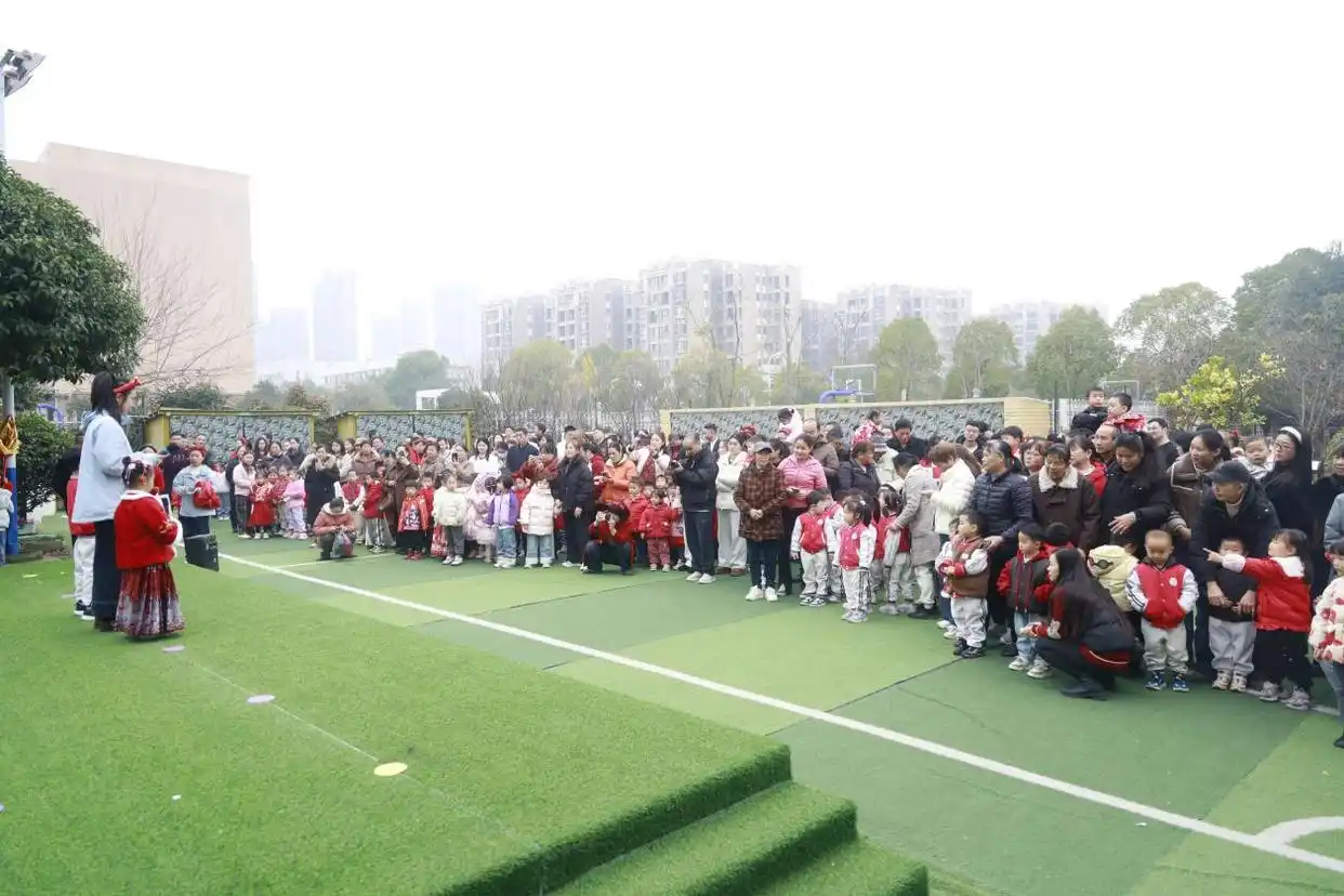 爱心义演 长沙市芙蓉区东湖路幼儿园举行公益活动