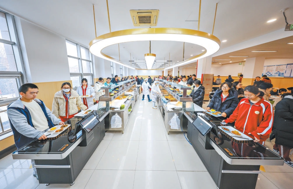 智慧供餐因地制宜“一校一案”推广 2027年底中小学全面实现食堂供餐