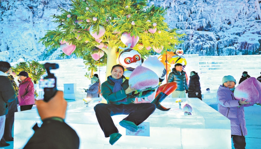 第40届冰雪盛事致敬经典动画 龙庆峡冰灯演绎《大闹天宫》