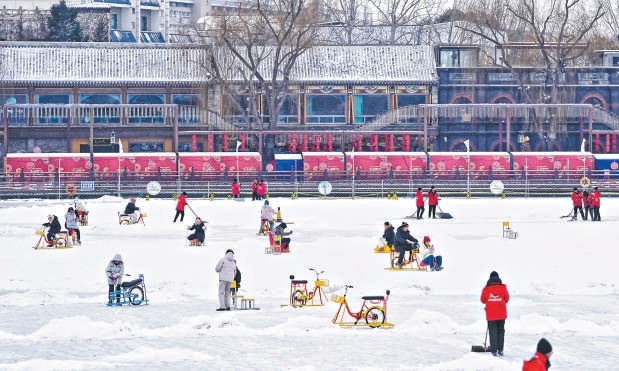 在钟鼓楼和什刹海景区，市民游客逐雪趣、赏雪景。