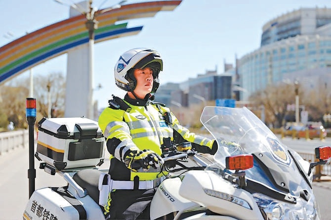 首都铁骑交警增至900余人 去年处理警情21.5万起 四环内主要道路高峰期铁骑全覆盖