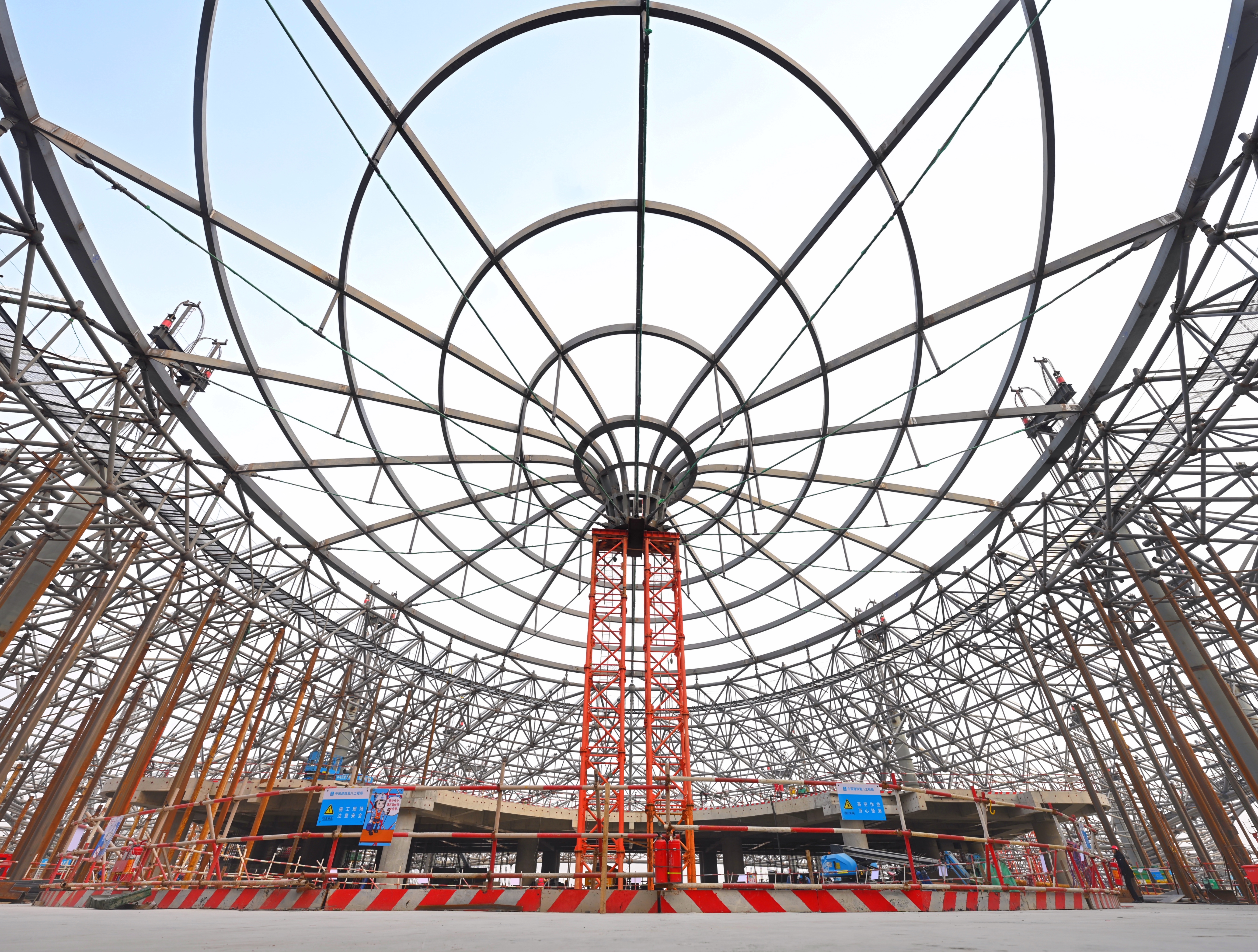济南机场二期改扩建工程T2航站楼无缝钢屋盖整体提升全部完成