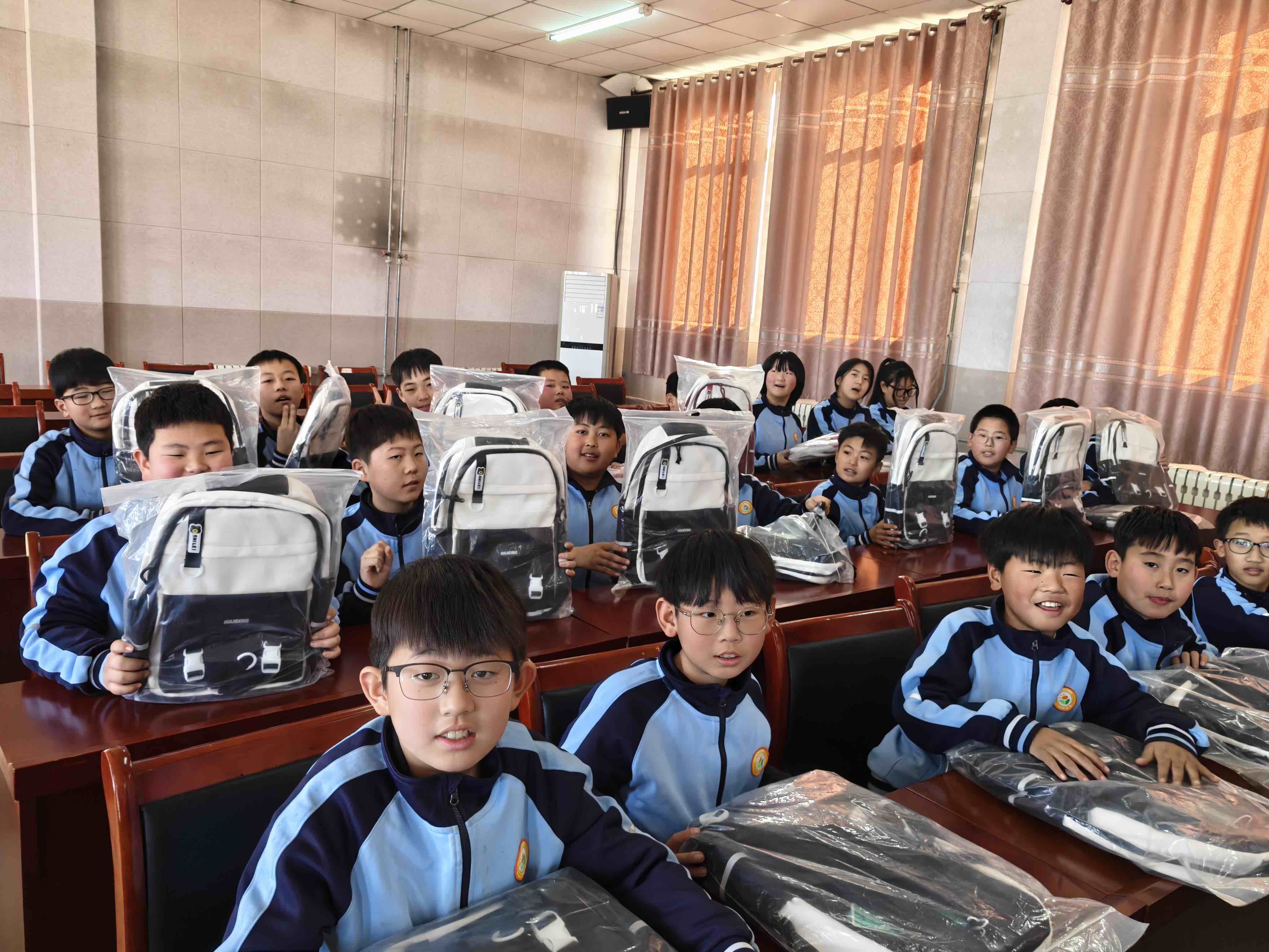 230个爱心书包+9900支护手霜 青龙校园温暖值拉满