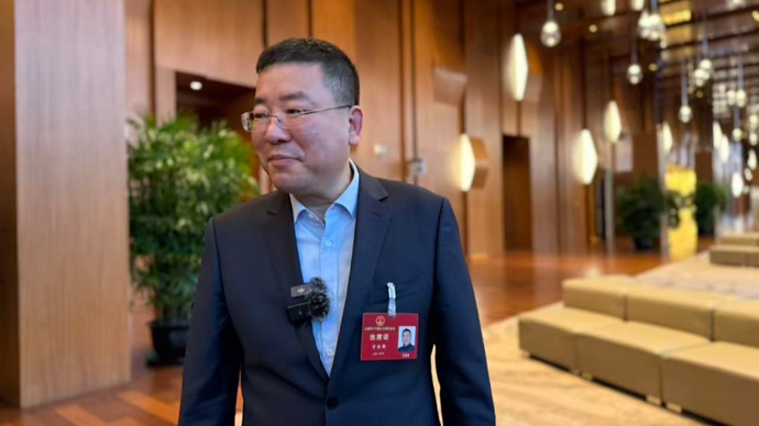 AI来了，怎么引领价值竞争？怎么做大服务消费？市人大代表方永新这样说