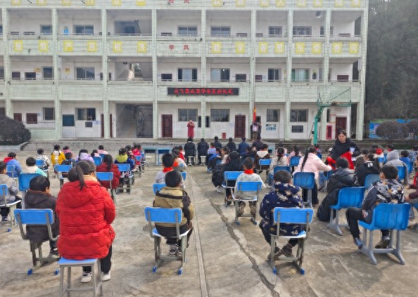 爱心助学二十载 成飞集成捐赠活动走进井研门坎小学