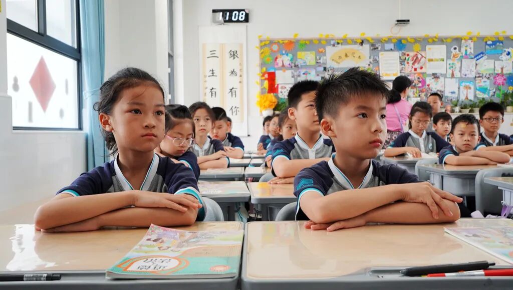 安装了空调后的教室，学生上课更加聚精会神。