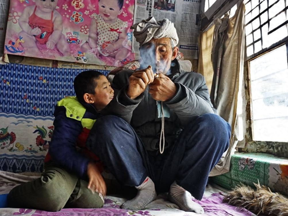 留守儿童被爷奶宠成巨婴，父母回家发现娃已经废了
