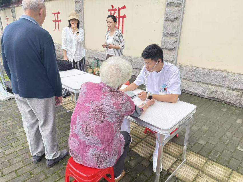 胜利街社区联合中健康复医院开展公益义诊活动