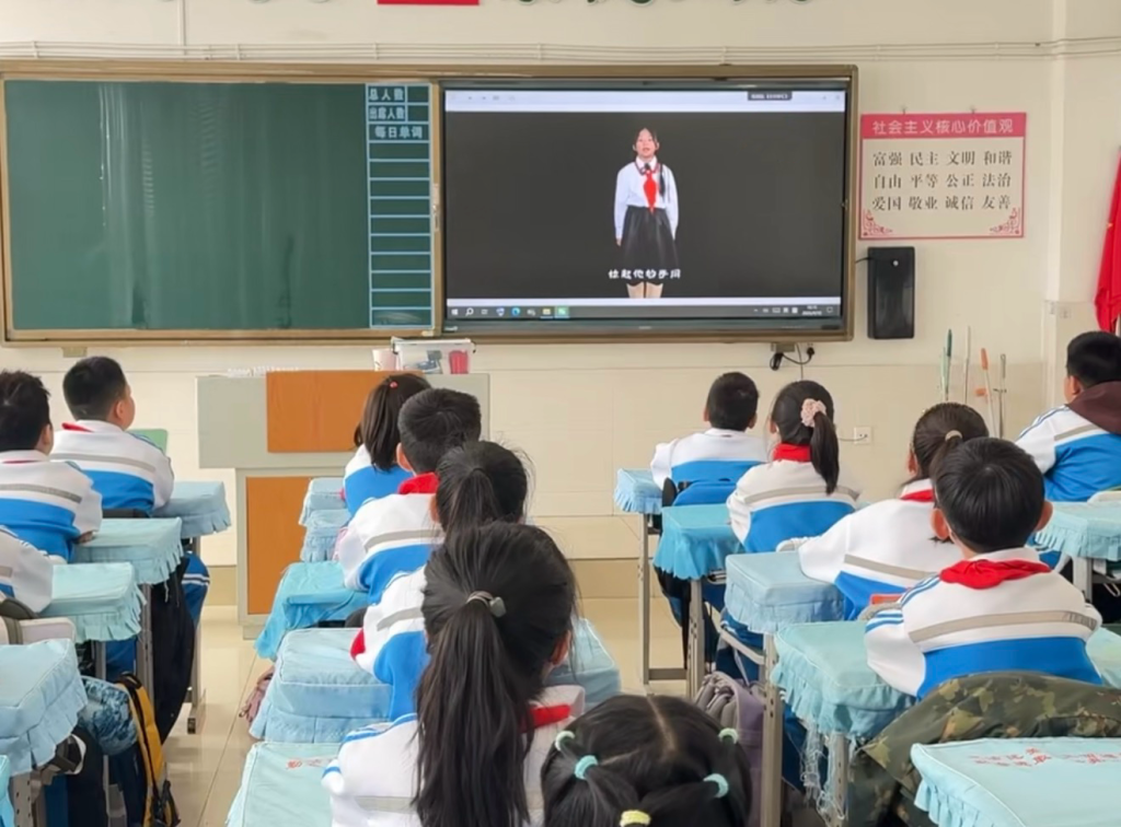 谷梓涵:7岁萌娃唱响红色旋律!用《卖报歌》播撒爱国种子