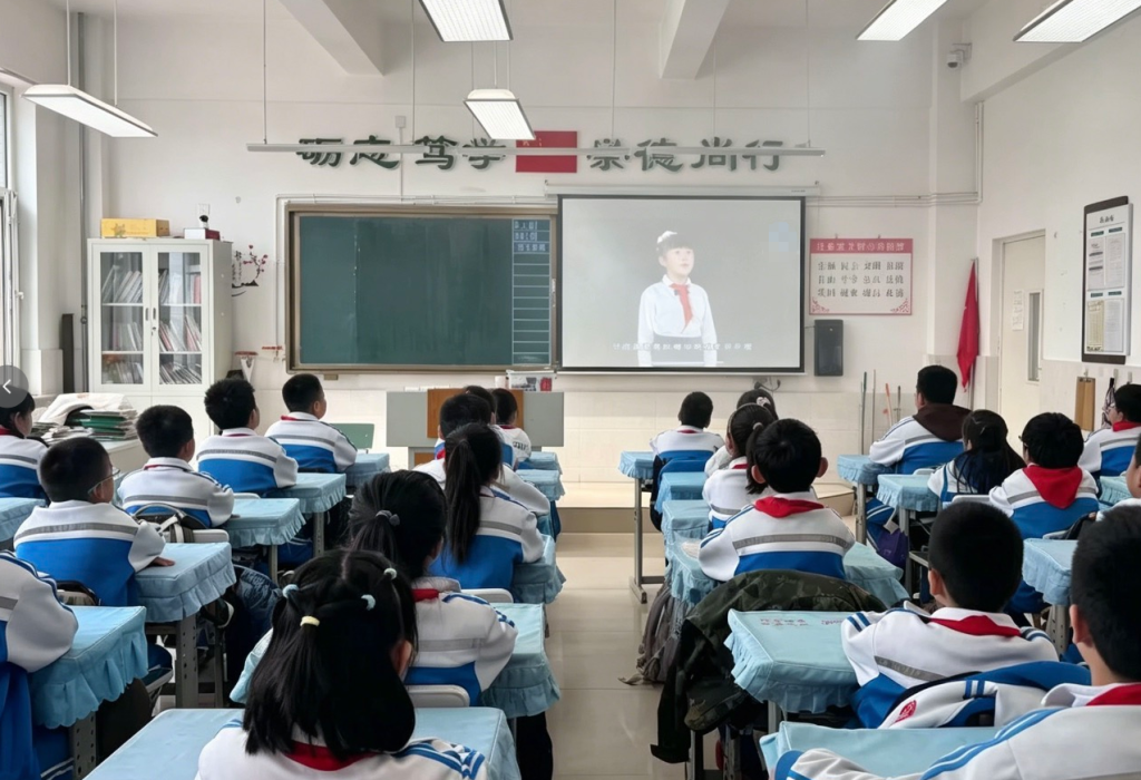 张芷祎:倔强女孩柔情诵读,以《锦绣》织就爱国梦