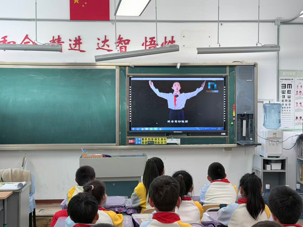 李佳闻：金牌主播致敬祖国！用《祖国到底是什么》叩击心灵