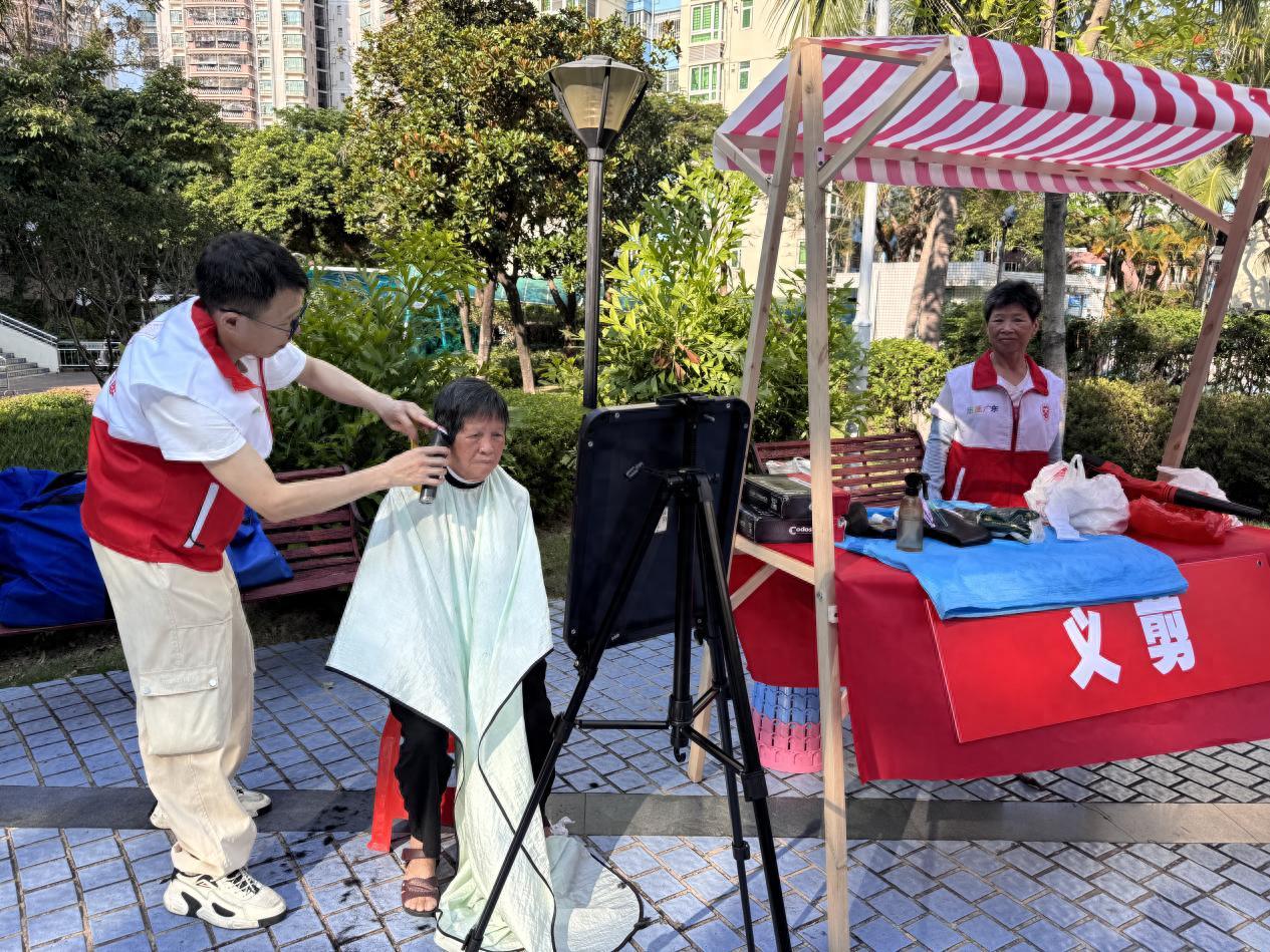 西乡庄边社区“志愿便民街”开张 十项公益服务送到家门口