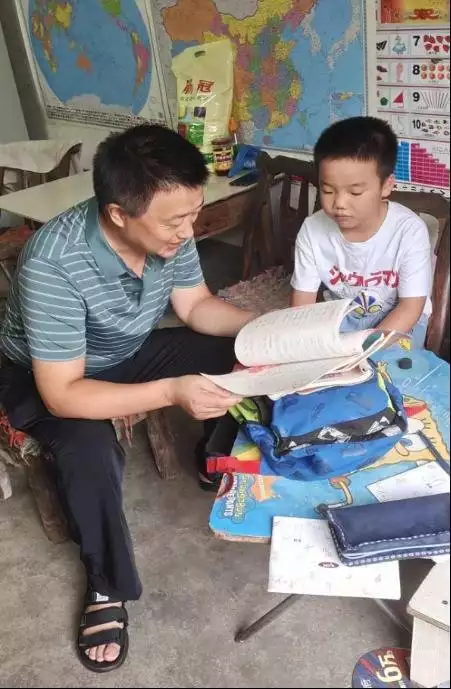 【学习身边榜样·讲好发展故事】“傻子”校长的36年乡村教育答卷