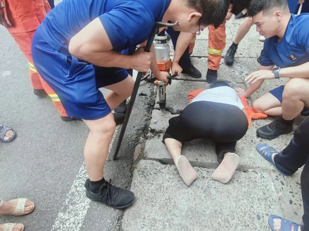 应急救援_消防救护队员_应急救援现场