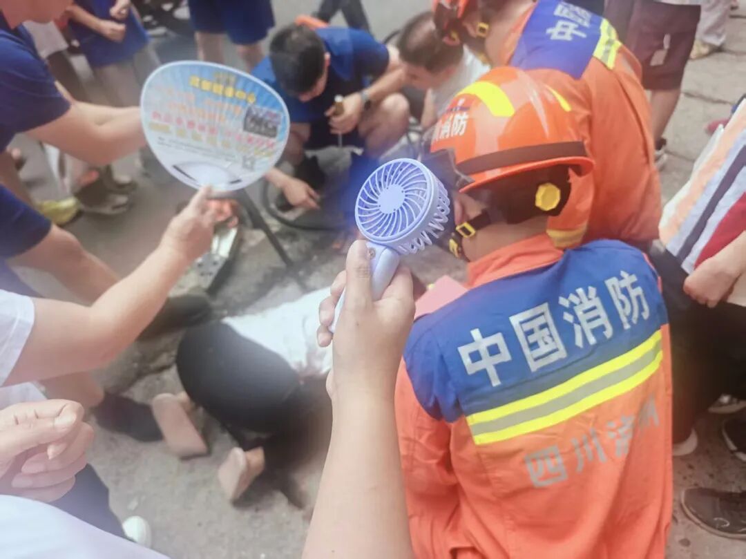 应急救援_应急救援现场_消防救护队员