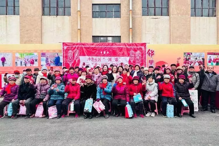 社区初老帮老老服务_退休老人志愿者活动_社区服务