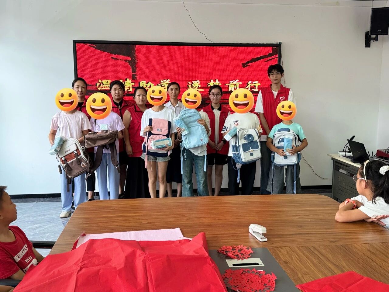 爱心助学_困境儿童学习物资短缺_爱心助学志愿服务活动