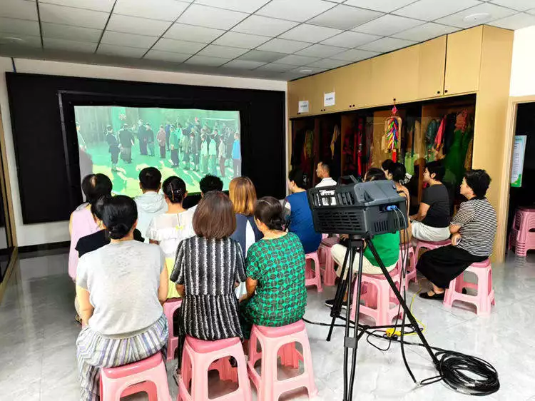 图们市向上街道兴边社区开展“社商同心，观影颂国”主题活动