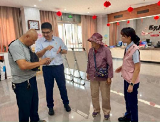 政务服务进社区  便民服务暖民心