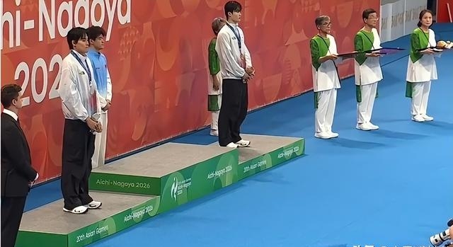 打破固有印象！名古屋亚运颁奖台上，银发长者走上礼仪岗位