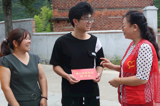一场持续24年的爱心助学接力